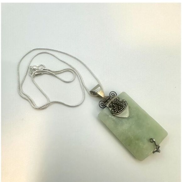 Silver tone jadeite pendant necklace - Picture 4 of 10
